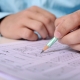 Hombre llenando con lápiz una prueba escrita de múltiples opciones