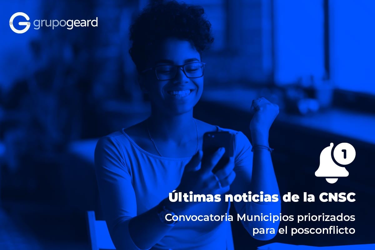 Imagen en fondo azul de una mujer mirando su teléfono móvil con la mano empuñada, hacia arriba. En la imagen se lee el texto: Últimas noticias de la CNSC Convocatoria Municipios priorizados para el posconflicto.