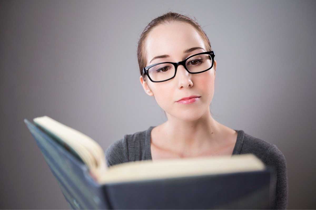 Mujer joven leyendo un libro