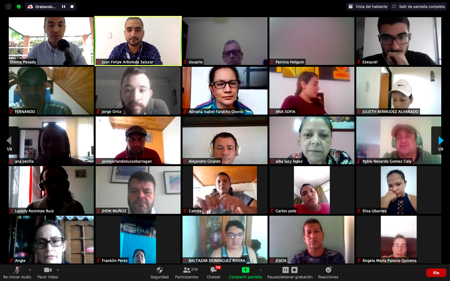 Captura de pantalla en donde se ven varias personas participando en una reunion virtual vía zoom.