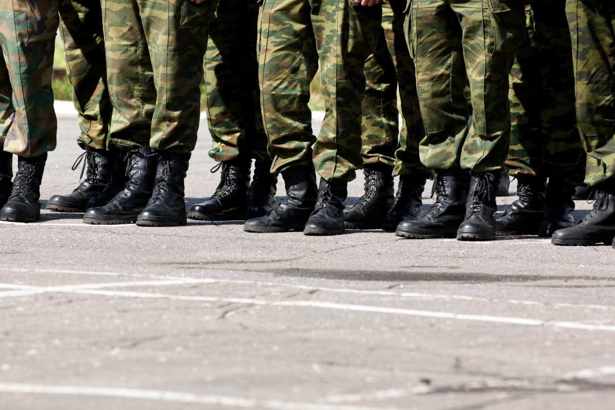 Acercamiento de las botas de un grupo de soldados.