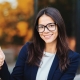 Mujer joven con pulgar arriba.