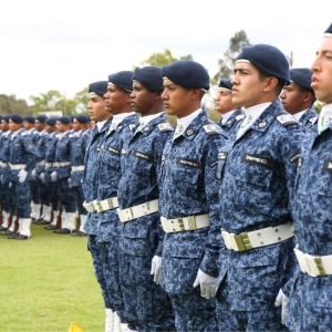 Grupo de jóvenes con uniforme del INPEC, en ceremonia militar.