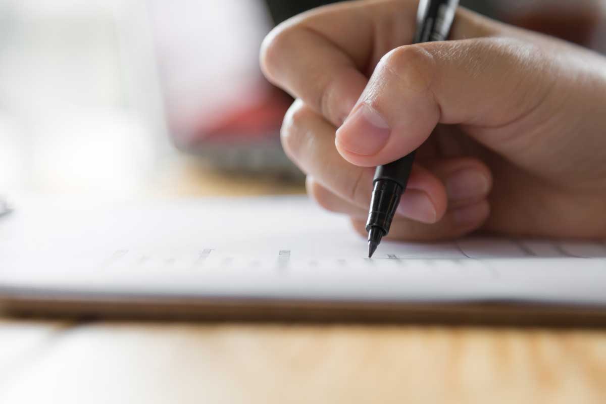 Acercamiento de una mano escribiendo en un cuaderno