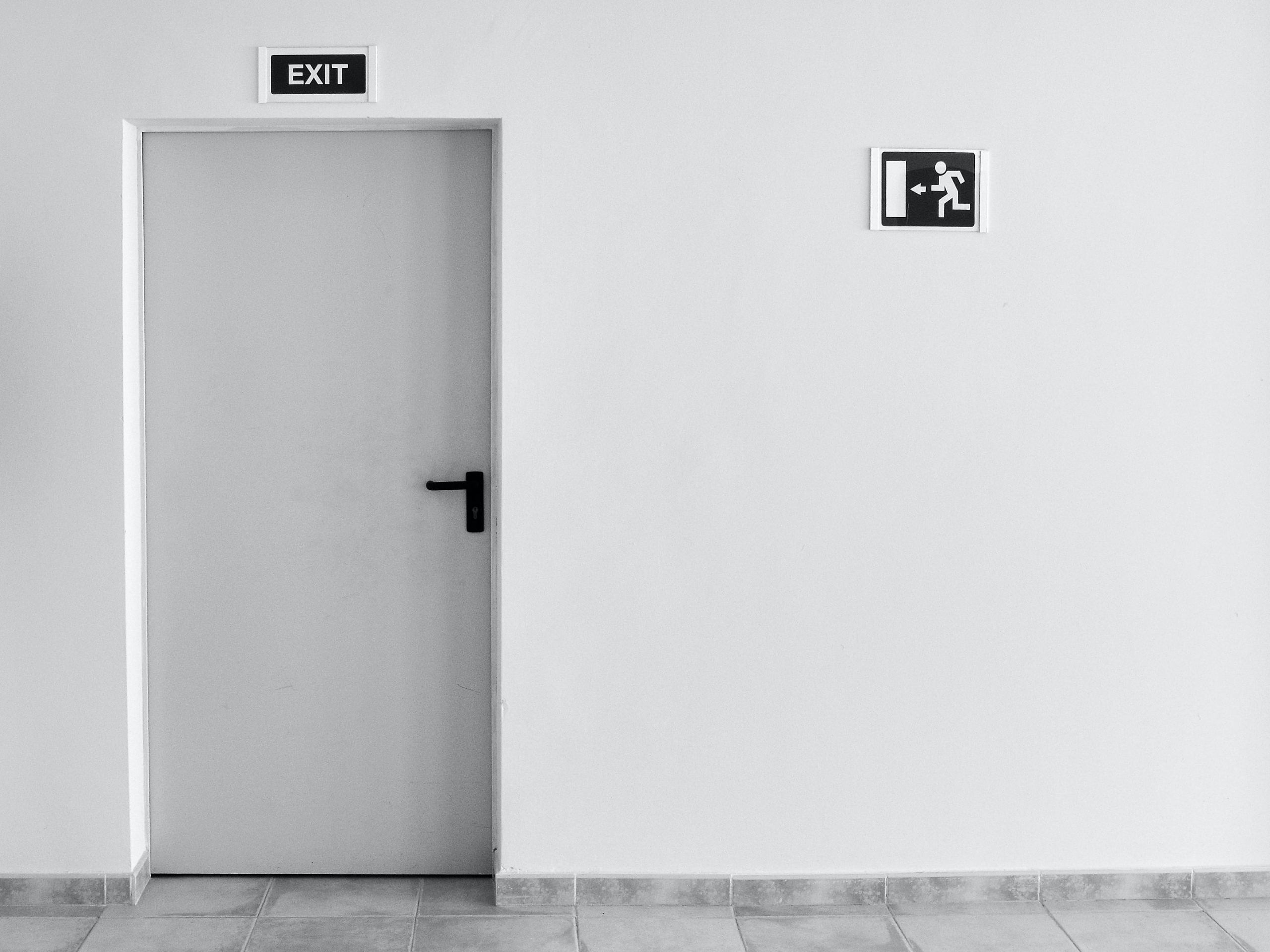 Imagen de una puerta sobre la que se lee el letrero "exit"