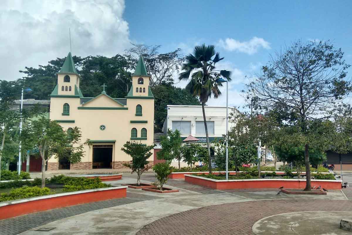 Parque al frente de una iglesia de un municipio colombiano.