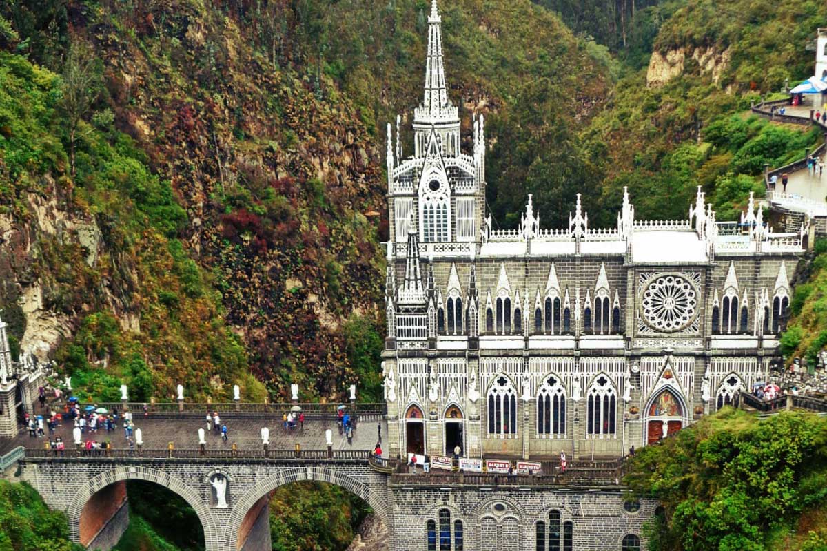 Imagen de la Catedral Las Lajas. Iglesia de estilo neo-gótico construida sobre un puente al sur de Colombia