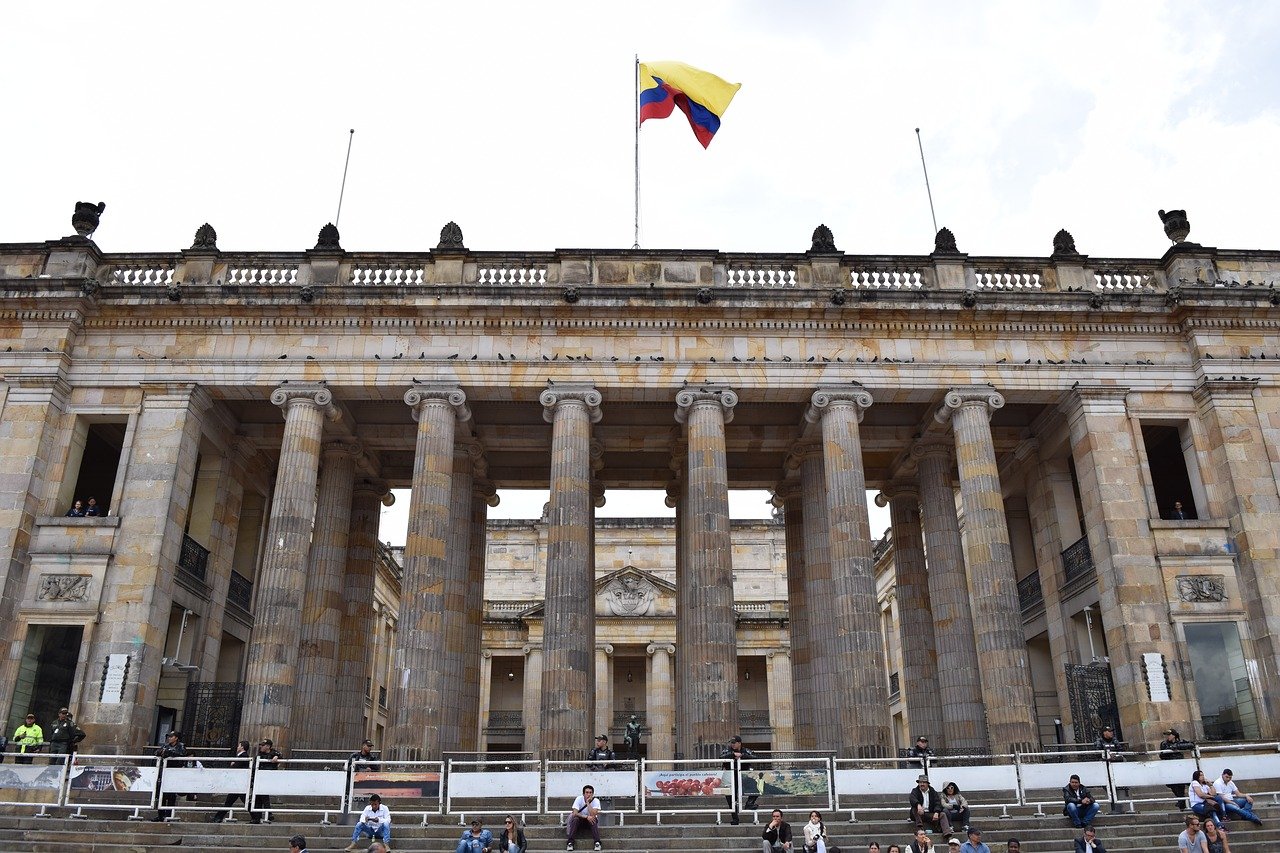Frente del Capitolio Nacional en la Plaza de Bolivar, ciudad de Bogotá.