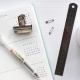 Acercamiento de un escritorio en donde se ven una libreta con un calendario, un lápiz y una regla.