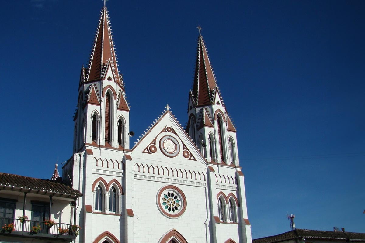 Fachada de la Basílica de la Ceja, Antioquia