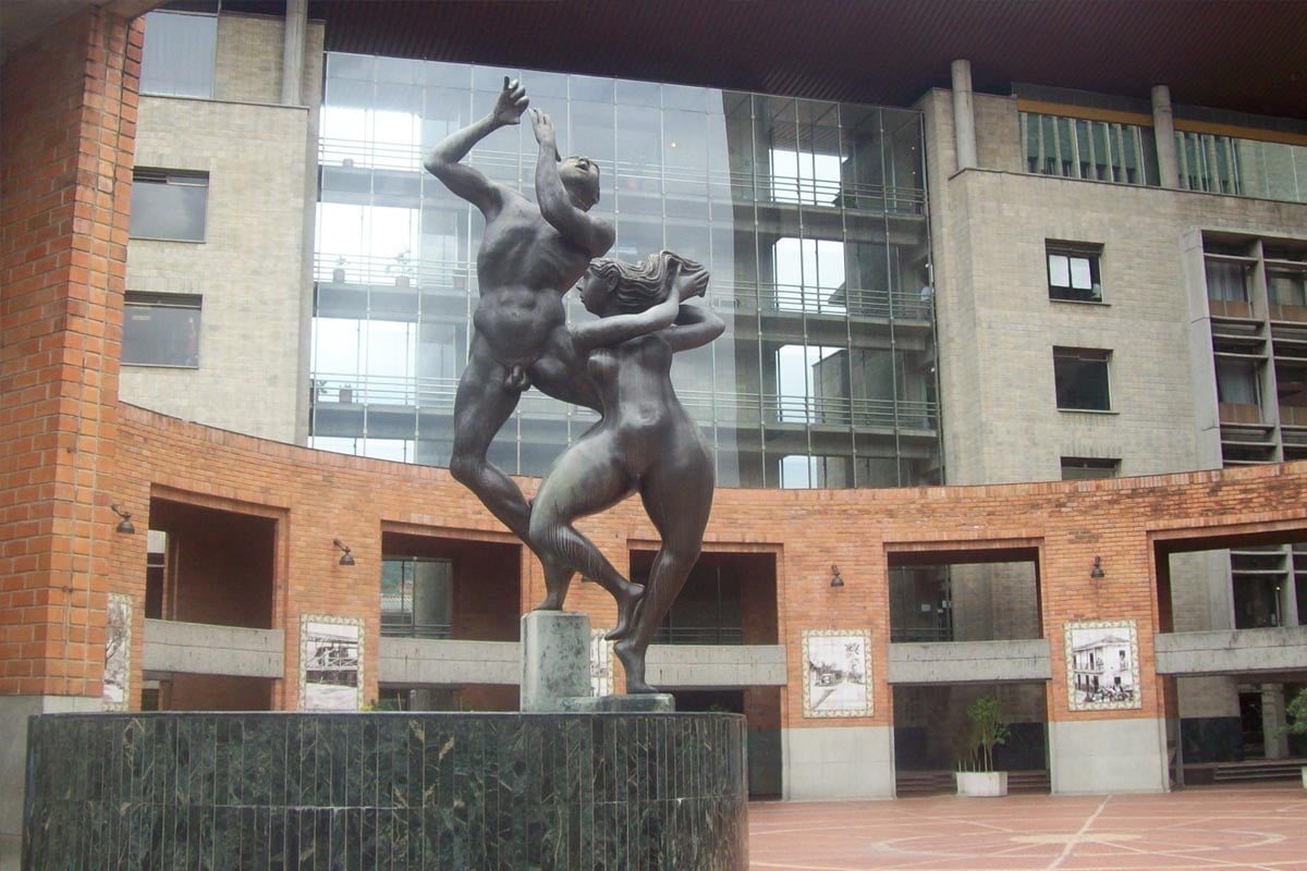 El flautista, escultura de Rodrigo Arenas Betancur en primero plano. El Centro Administrativo Municipal de Itagüí al fondo