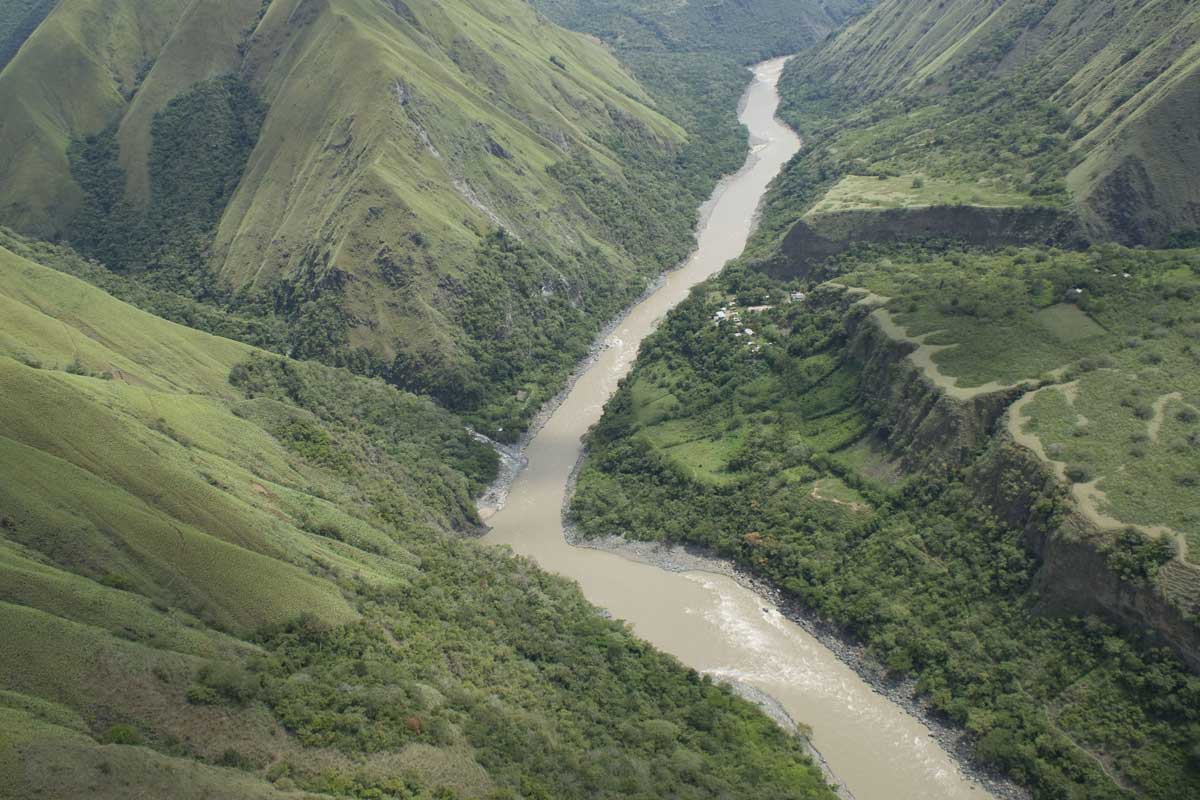 Vista aérea de un río atravesando las montañas de Antioquia