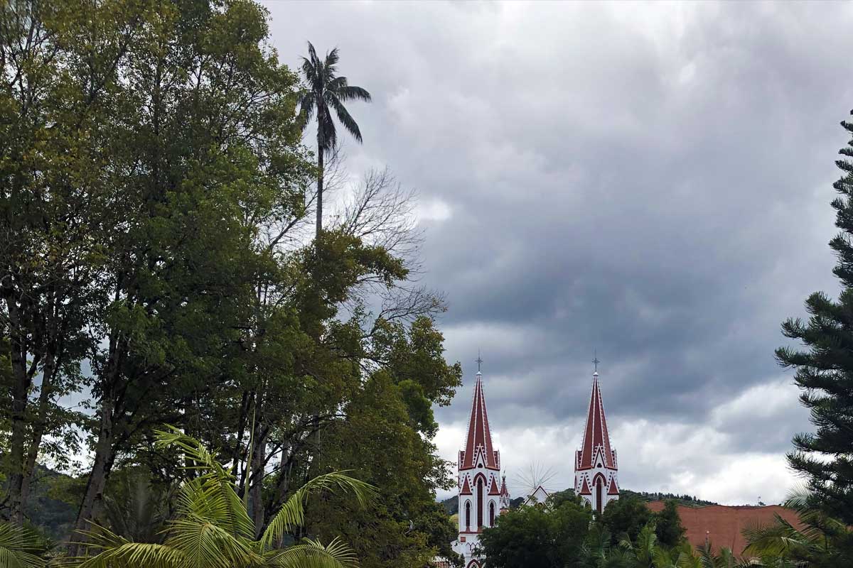 Parque de la Ceja, Antioquia y al fondo Fachada de la Basílica de la Ceja