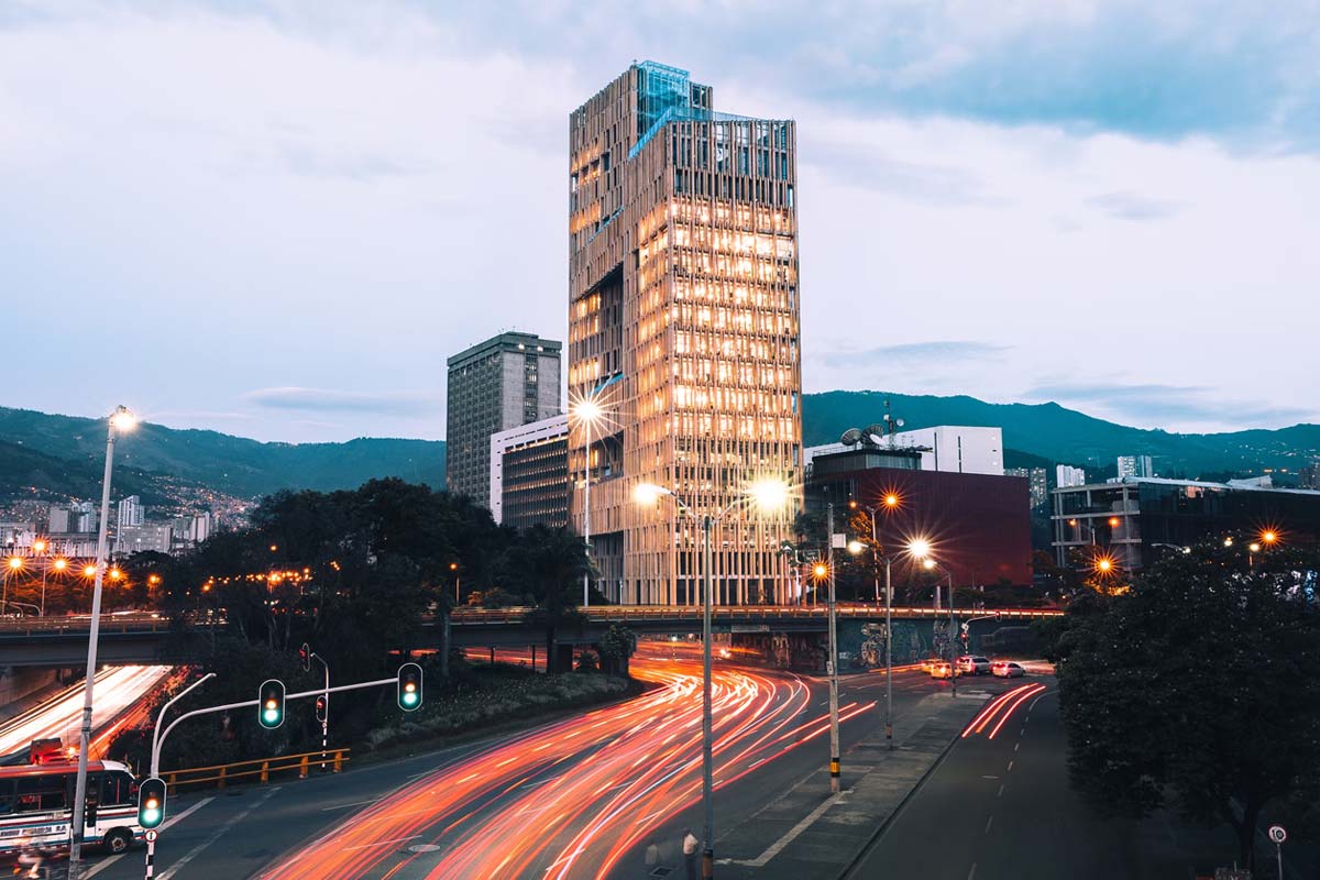 Edificios del Centro Administrativo la Alpujarra durante la noche, en la ciudad de Medellín, Antioquia